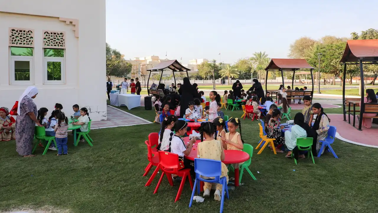 بلدية دبا الحصن تبتكر تجربة تفاعلية لتعليم الأطفال فنون إعادة التدوير